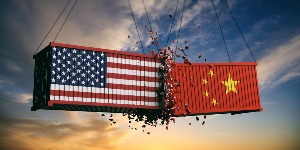 لوّح الرئيس الأميركي دونالد ترامب برفض طلب شركة آبل إعفاء مكوّنات مصنوعة في الصين . (shutterstock)