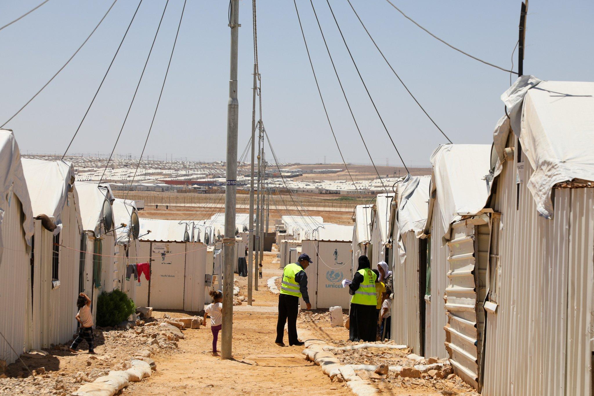 أنفقت الأمم المتحدة نحو 482 مليون دولار خصّصتها لتأمين احتياجات لاجئين ونازحين سوريين في سوريا ودول جوارها. (مخيم الأزرق للاجئين. مكتب مفوضية الأمم المتحدة في الأردن)