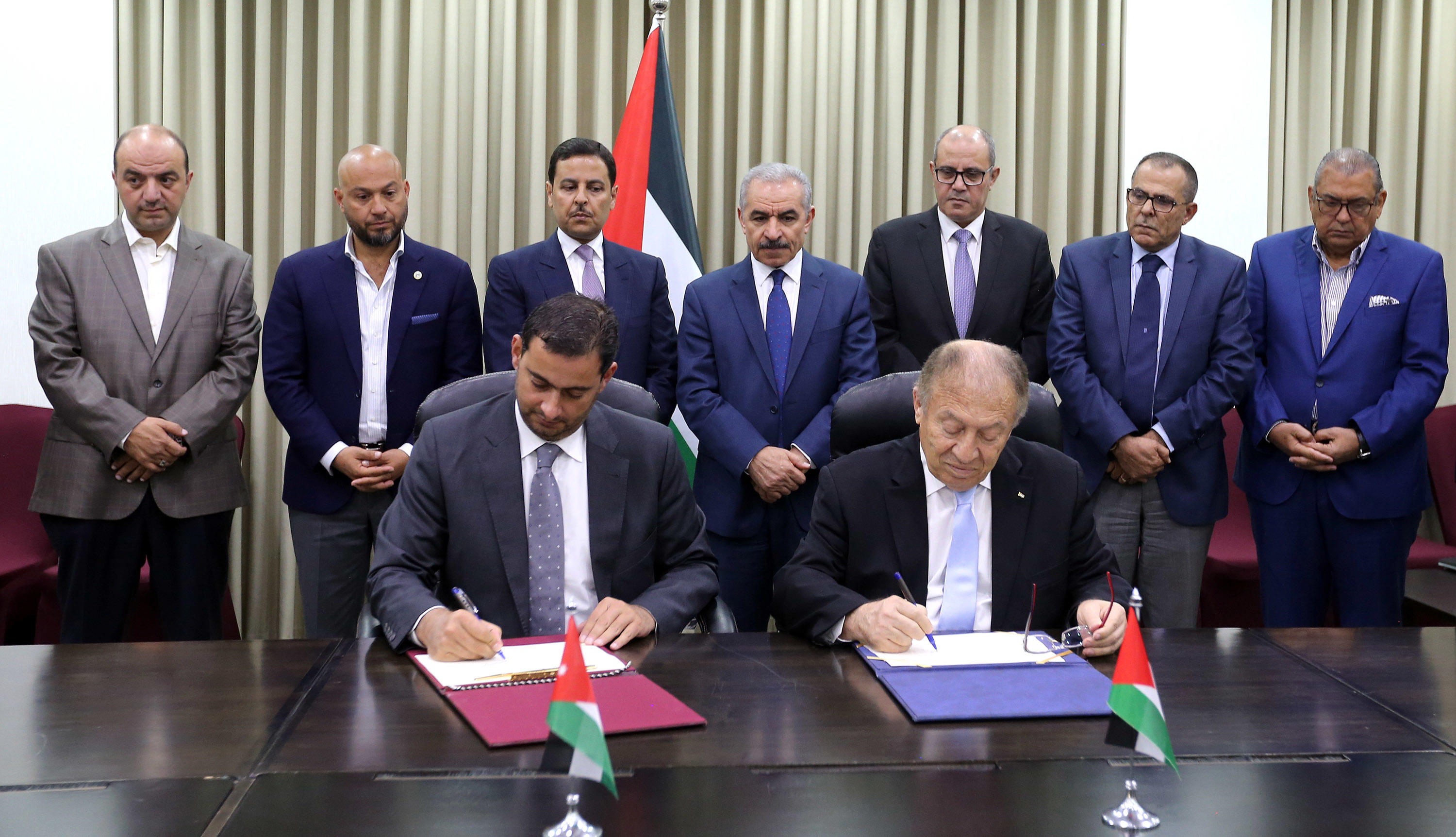 وزير الصناعة والتجارة والتموين طارق الحموري (يسار) خلال توقيع مذكرات مع وزير الاقتصاد الفلسطيني. (وفا)