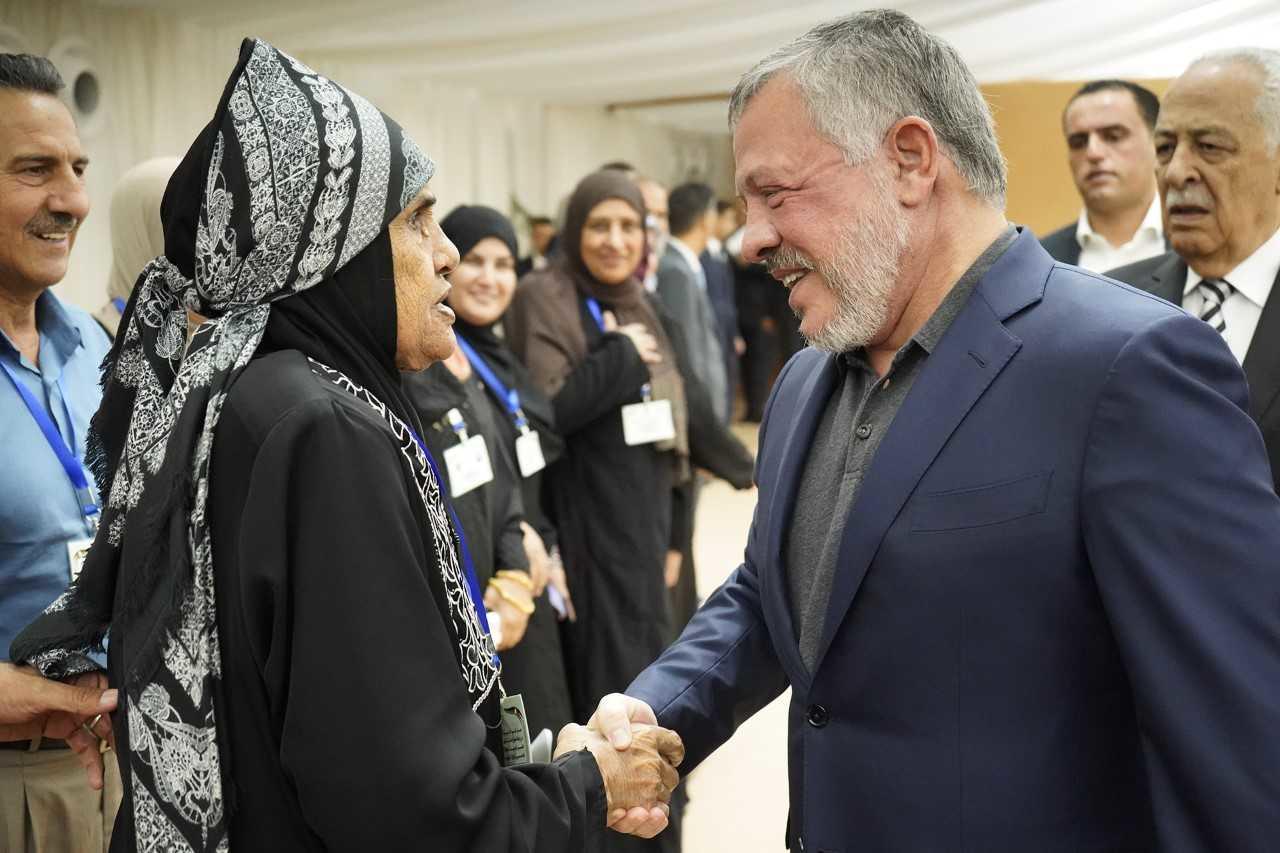 الملك يودع قافلة حجاج بيت الله الحرام المخصصة لأسر الشهداء. (يوسف العلان/ الديوان الملكي الهاشمي)