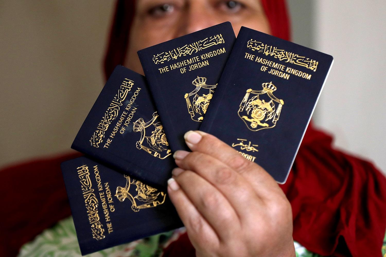 امرأة مقدسية من منطقة بيت حنينا شرقي القدس تحمل جوازات سفر أردنية، 5 آب/أغسطس 2019. أحمد غرابلي/ أ ف ب 