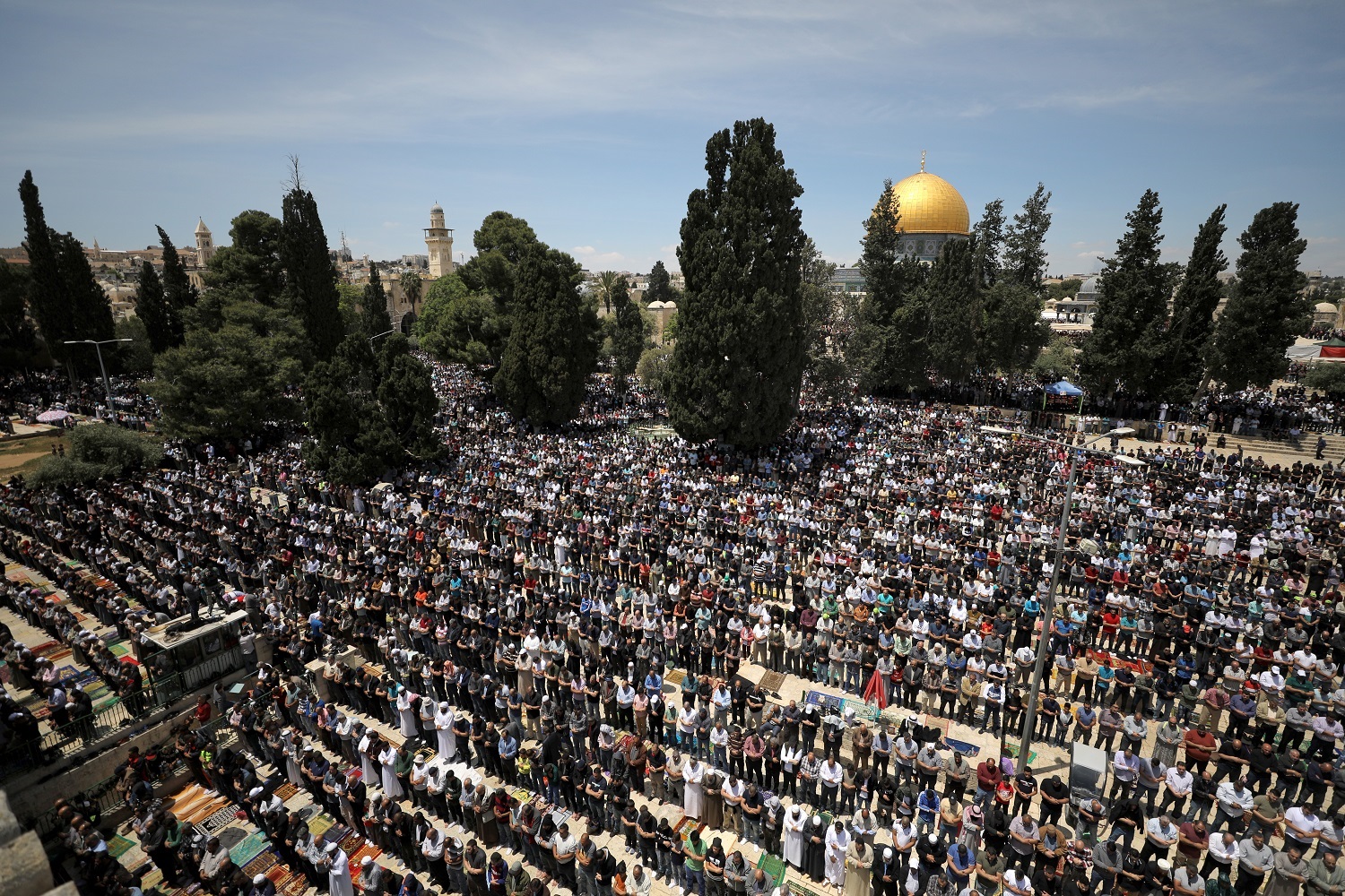 فلسطينيون يؤدون الصلاة في المسجد الأقصى. أ ف ب 