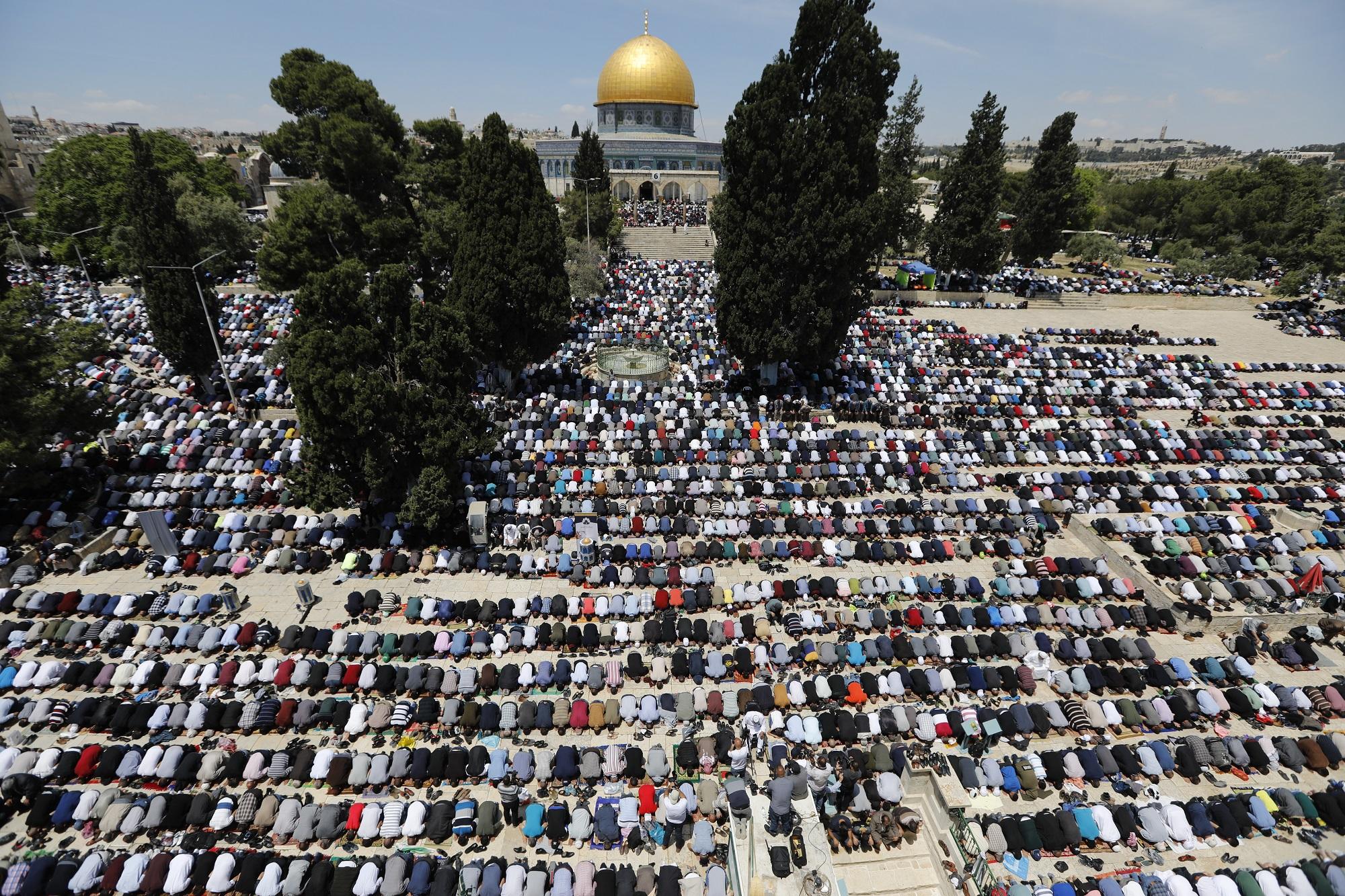 صورة أرشيفية لمشاركة آلاف الفلسطينيين في صلاة الجمعة في المسجد الأقصى. أ ف ب 