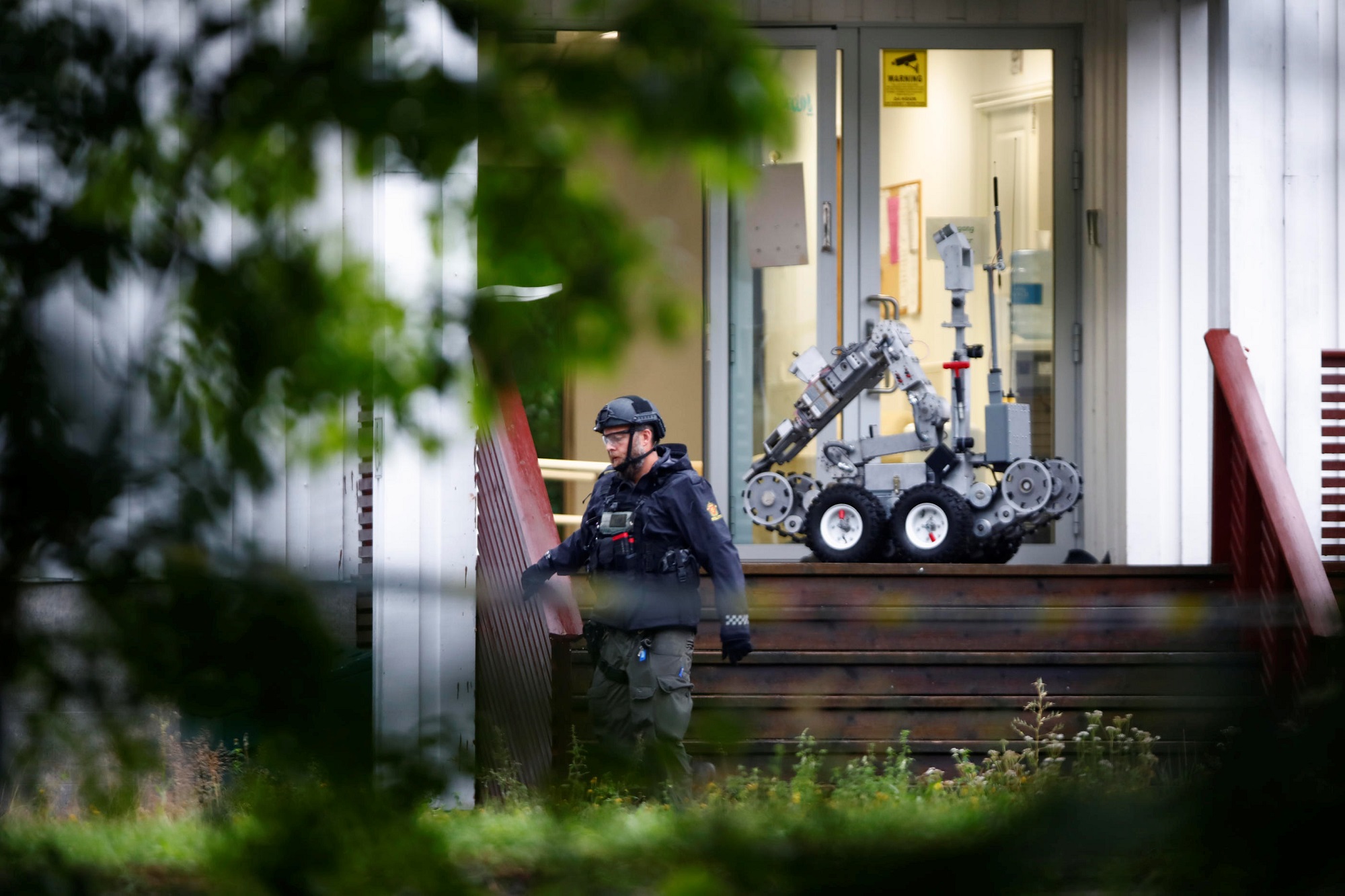 الشرطة النرويجية في موقع مركز النور الإسلامي قرب العاصمة أوسلو بعد تعرضه لهجوم، 10/08/2019. (رويترز).