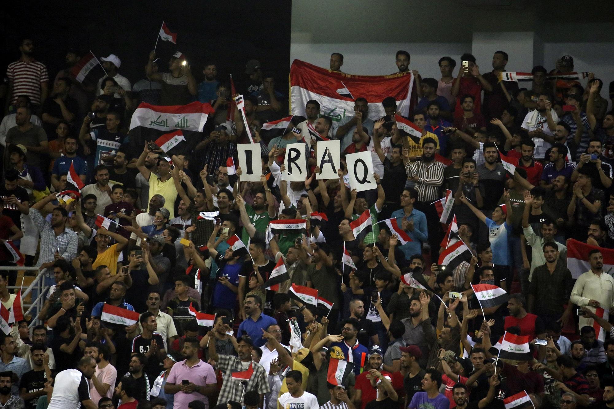 احتفالات الجماهير العراقية بالتأهل إلى نهائي بطولة غرب آسيا. أ ف ب 
