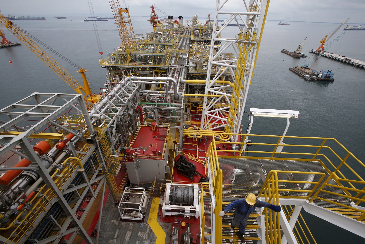 سفينة عائمة في البحر لإنتاج وتخزين وتفريغ النفط في سنغافورة. (رويترز)