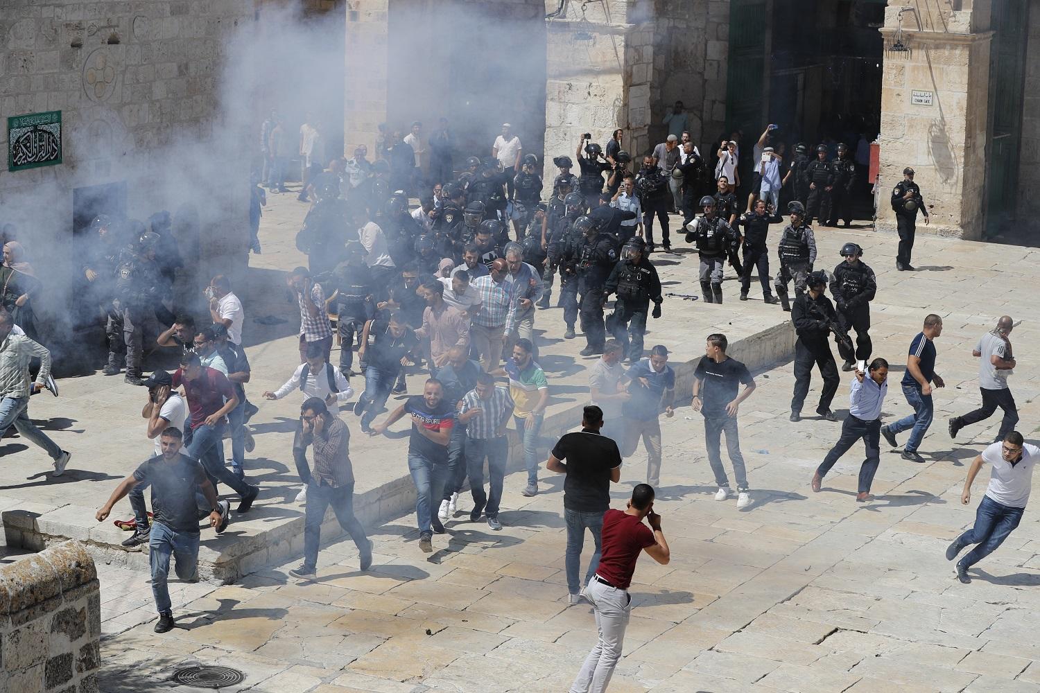 قوّات الاحتلال الإسرائيلي تطلق الغاز المسيل للدموع داخل باحات المسجد الأقصى، الأحد. 11 آب/ أغسطس 2019. (أحمد غرابلي/ أ ف ب) 
