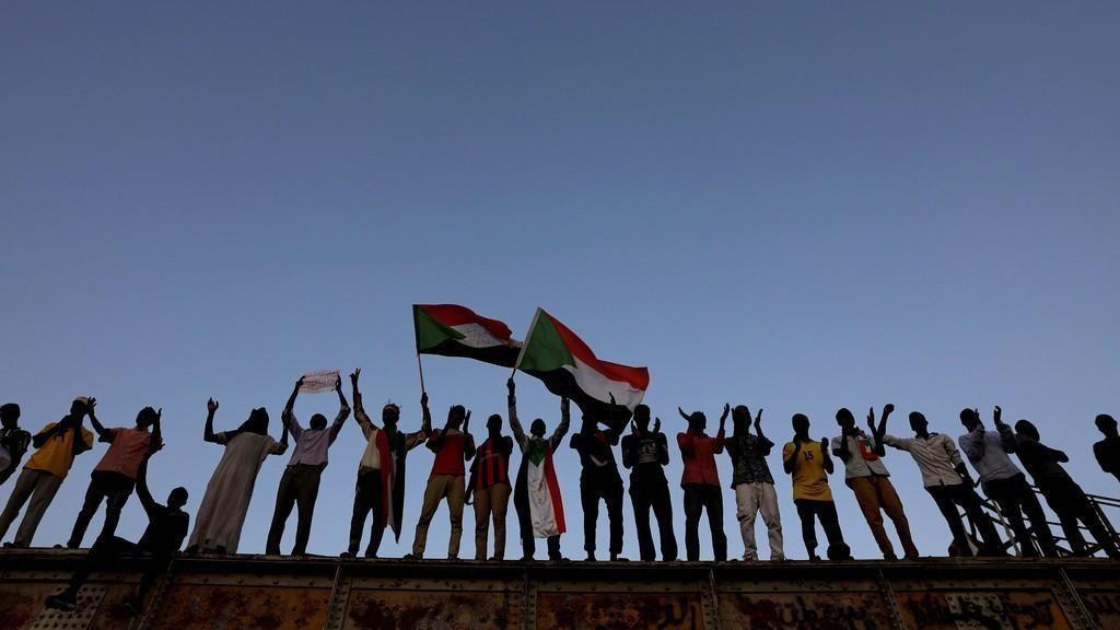 متظاهرون قرب وزارة الدفاع السودانية 30 يونيو 2019. (رويترز)