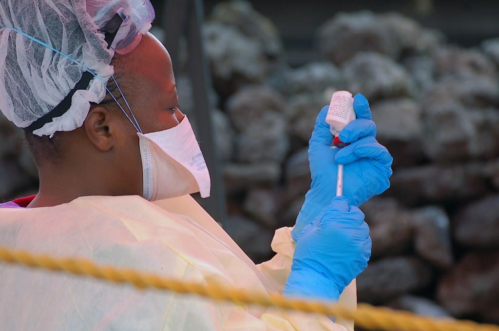 ممرضة تعد لقاحًا ضد الإيبولا في الكونغو بعد اكتشاف ثلاث حالات من الفيروس في مدينة غوما الحدودية. 7 أغسطس 2019. أوغسطين وامينيا / أ ف ب