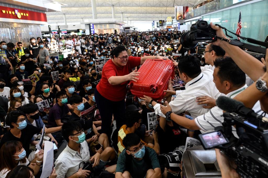 متظاهرون في مطار هونغ كونغ الدولي في الصين، 13 آب/ أغسطس 2019. فيليب فونغ/ أ ف ب