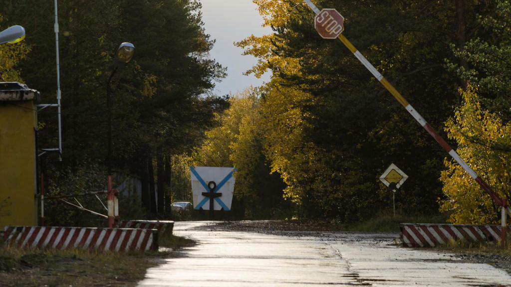 مدخل نقطة تفتيش قرب موقع لاختبار الأسلحة قرب قرية نيونوكسا، 7 تشرين الأول/أكتوبر 2018. (رويترز)