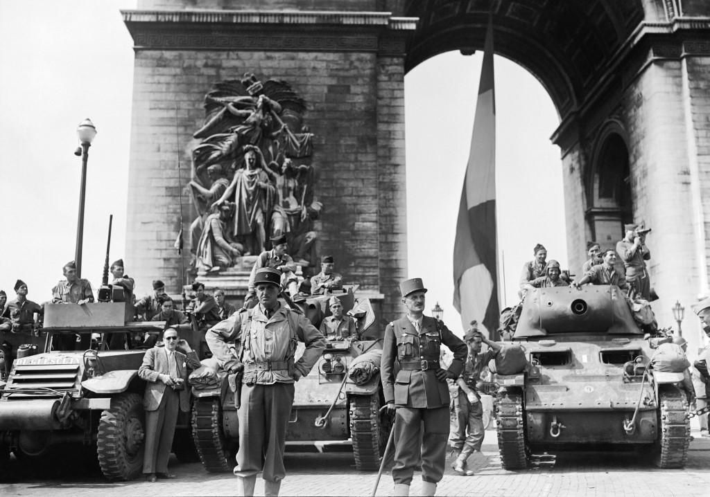 الجنرال الفرنسي فيليب لوكليرك مع قوات فرنسية أمام قوس النصر في العاصمة باريس بعد تحريرها من الاحتلال الألماني، 26 آب/أغسطس 1944. (أ ف ب)
