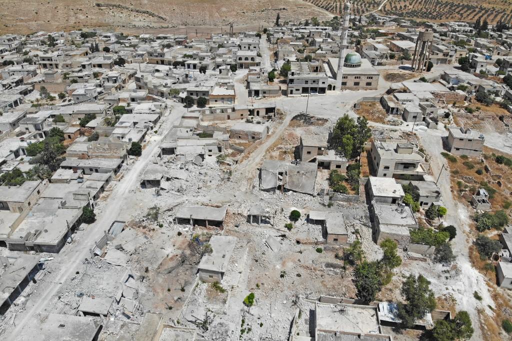 مبان متضررة في بلدة معرة حرمة في الريف الجنوبي لمحافظة إدلب شمال غرب سوريا، 4 آب/أغسطس 2019. (عمر حاج قدور/ أ ف ب)