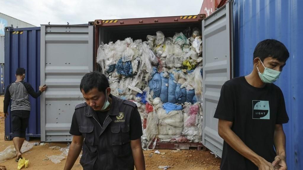 موظفو جمارك في إندونيسيا لدى معاينتهم شحنات نفايات أميركية، 16 حزيران/يونيو 2019. (أ ف ب)