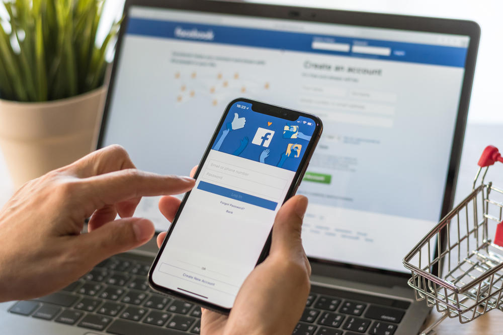 فيسبوك وظّف مئات المتعاقدين من خارج الشركة للاستماع إلى مقتطفات من محادثات صوتية لمستخدميه ونسخها. (shutterstock)