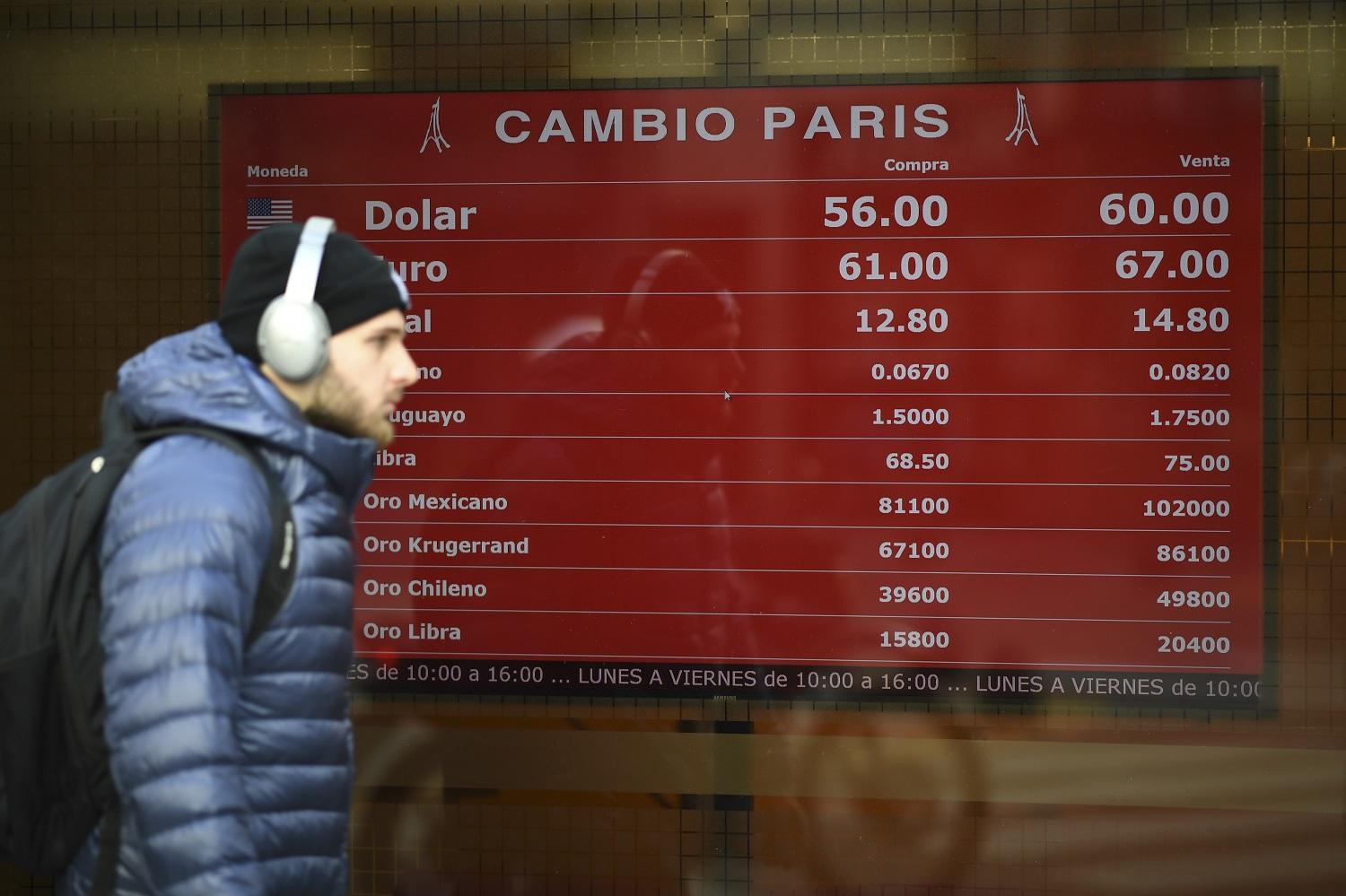 لوحة في العاصمة الأرجنتينية تظهر أسعار صرف العملة، 13 آب/أغسطس 2019. أ ف ب 