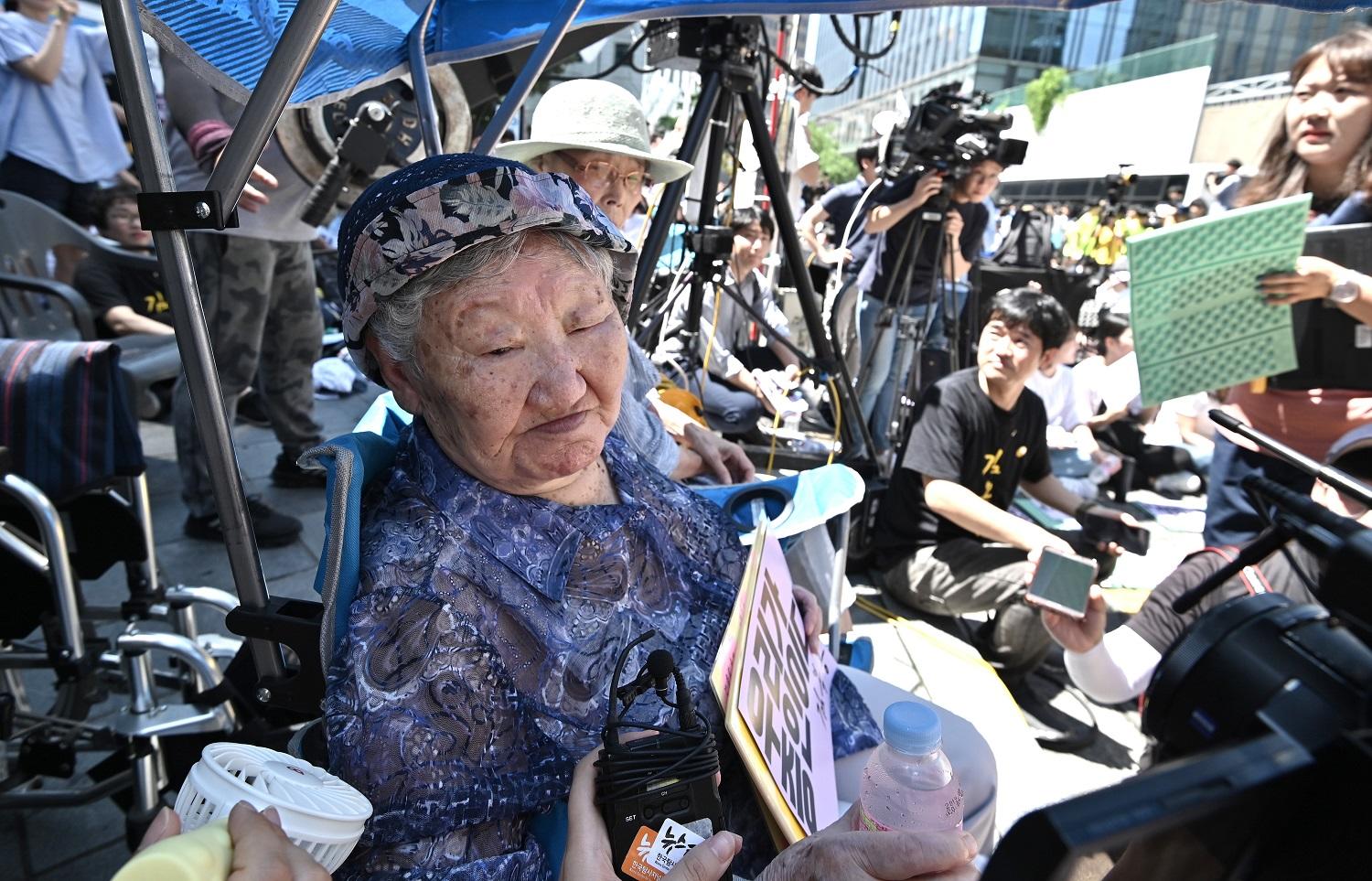 امرأة من كوريا الجنوبية متضررة من قضية "العمالة بالسخرة" لدى الجيش الياباني خلال الحرب العالمية الثانية، 14 أغسطس 2019. أ ف ب 