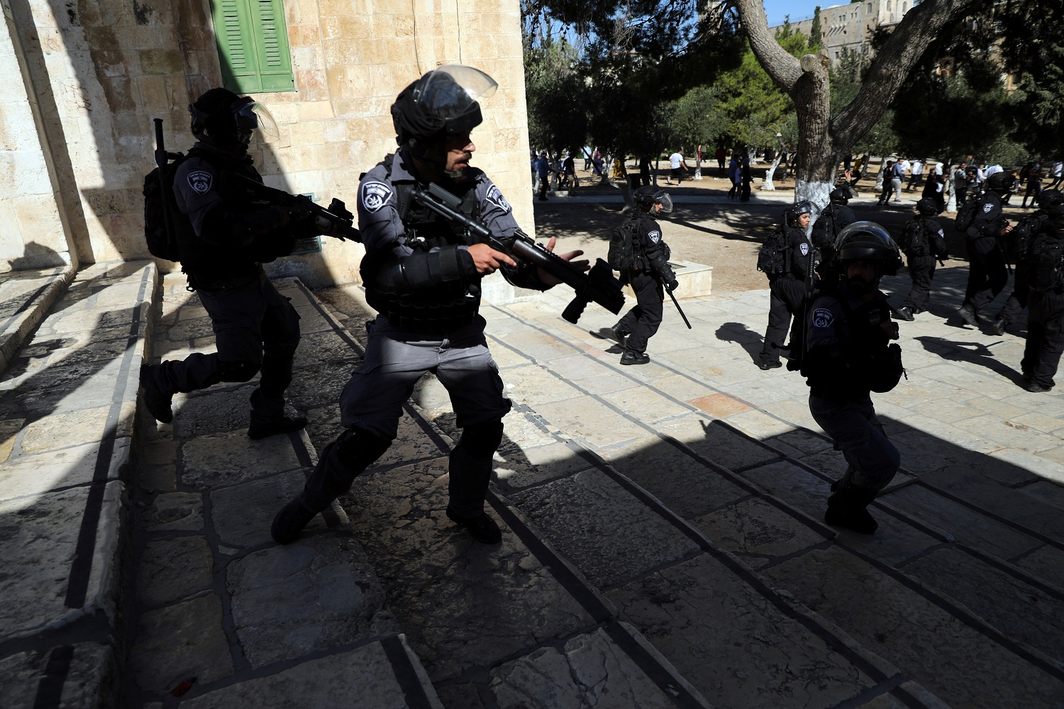 إسرائيليون يحملون أسلحتهم خلال اشتباكات في الحرم القدسي الشريف .11 أغسطس 2019. (رويترز) / عمار عوض