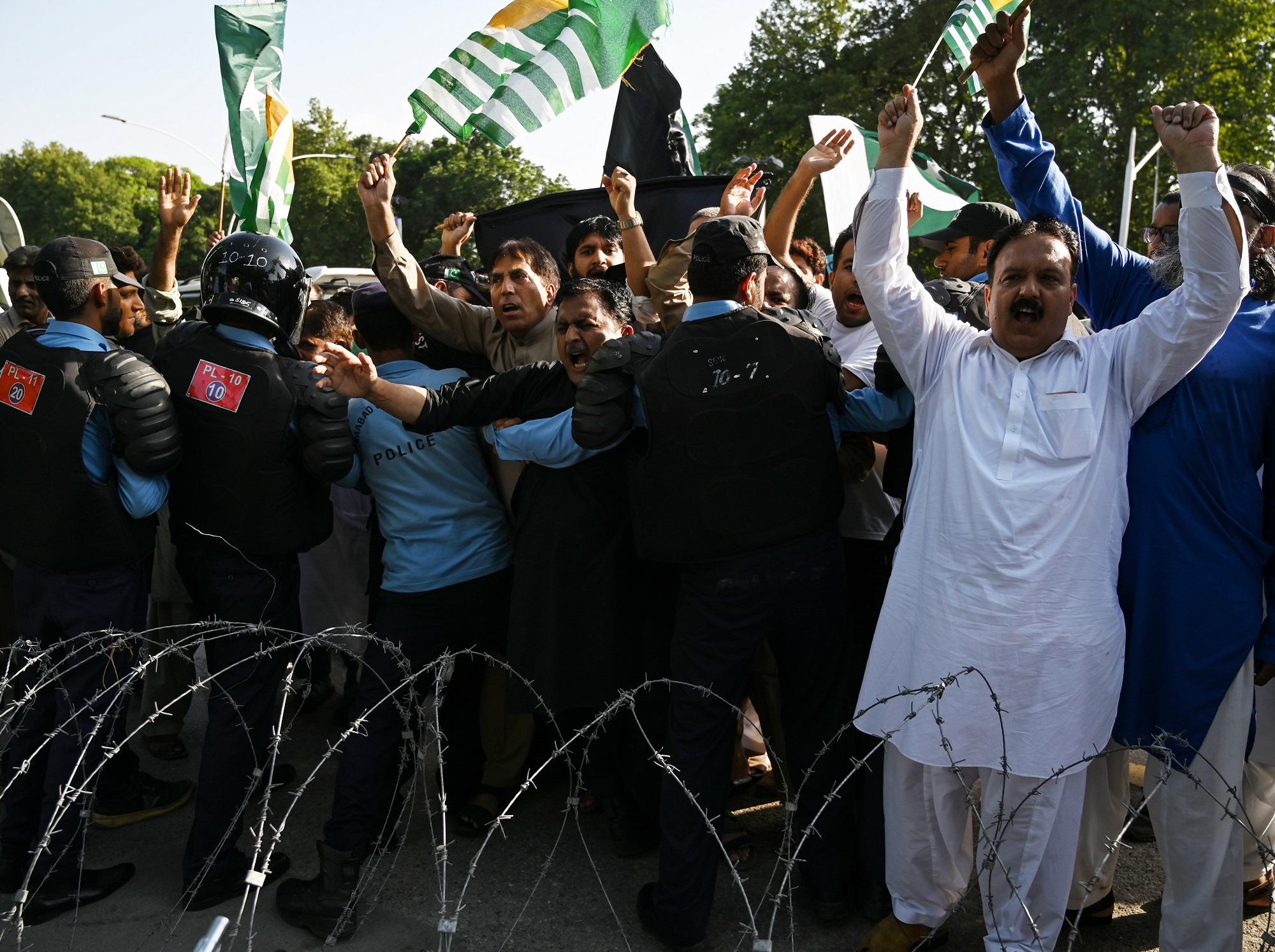صدامات بين محتجين في باكستان والشرطة. أ ف ب 