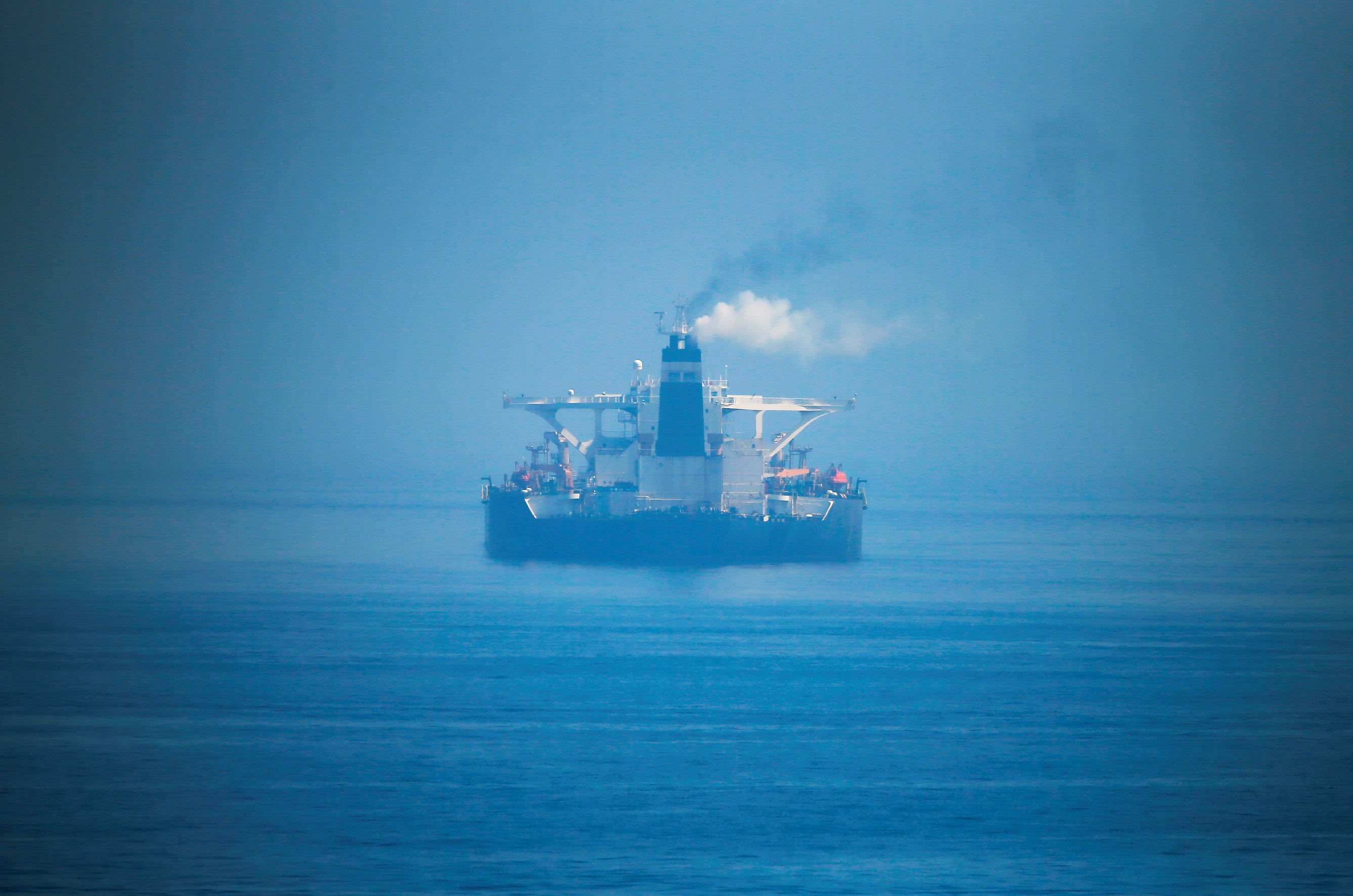 ناقلة النفط الإيرانية "غريس 1" أثناء رسوها في البحر بعد سماح سلطات جبل طارق للسفينة المحتجزة بالإبحار، 16 آب/أغسطس 2019. (رويترز)