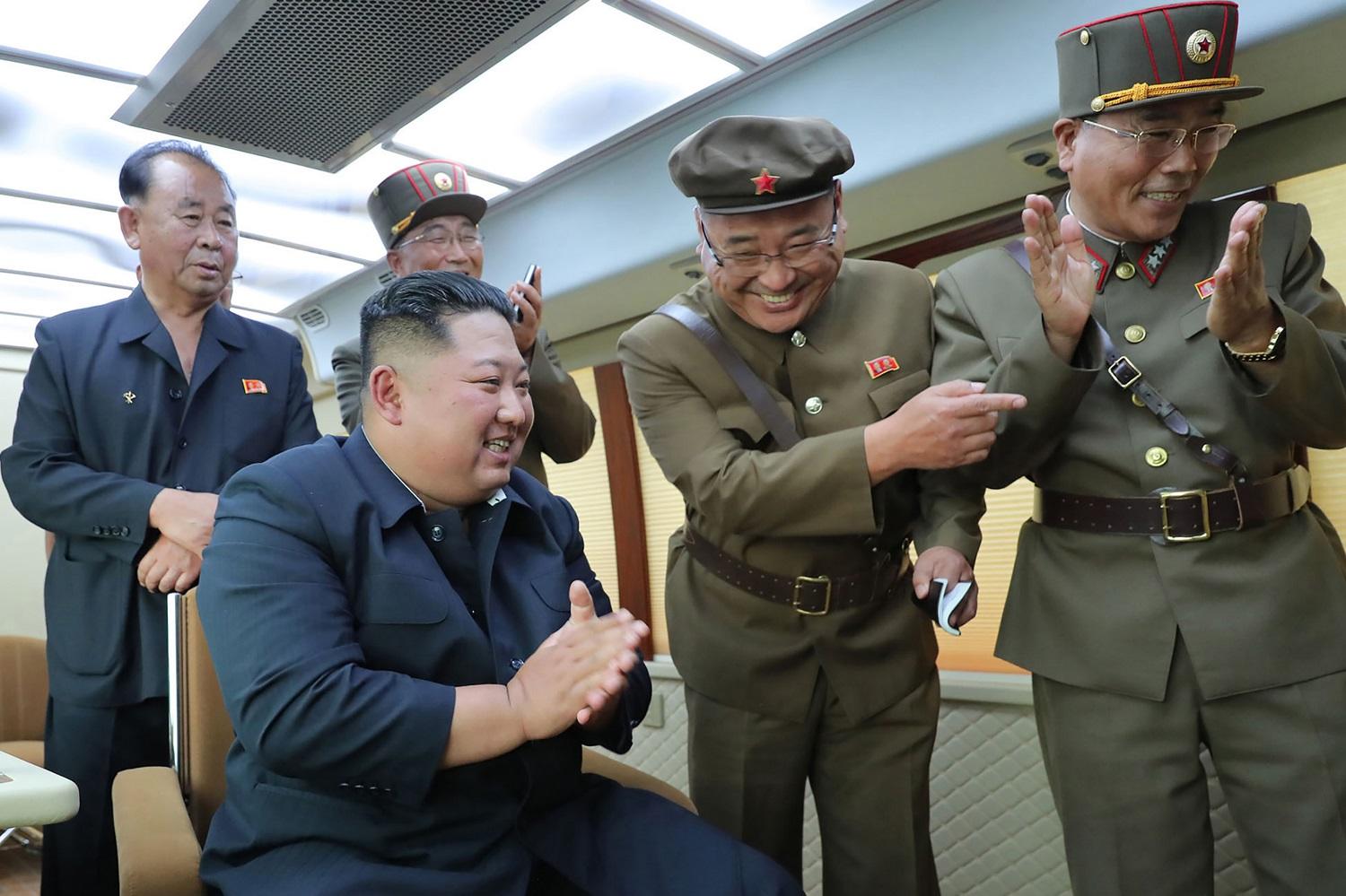 زعيم كوريا الشمالية كيم جونغ يحتفل بنجاح تجربة إطلاق سلاح جديد، الصورة التقطت في 16 أغسطس 2019 وأصدرت في 17 أغسطس. (أ ف ب)