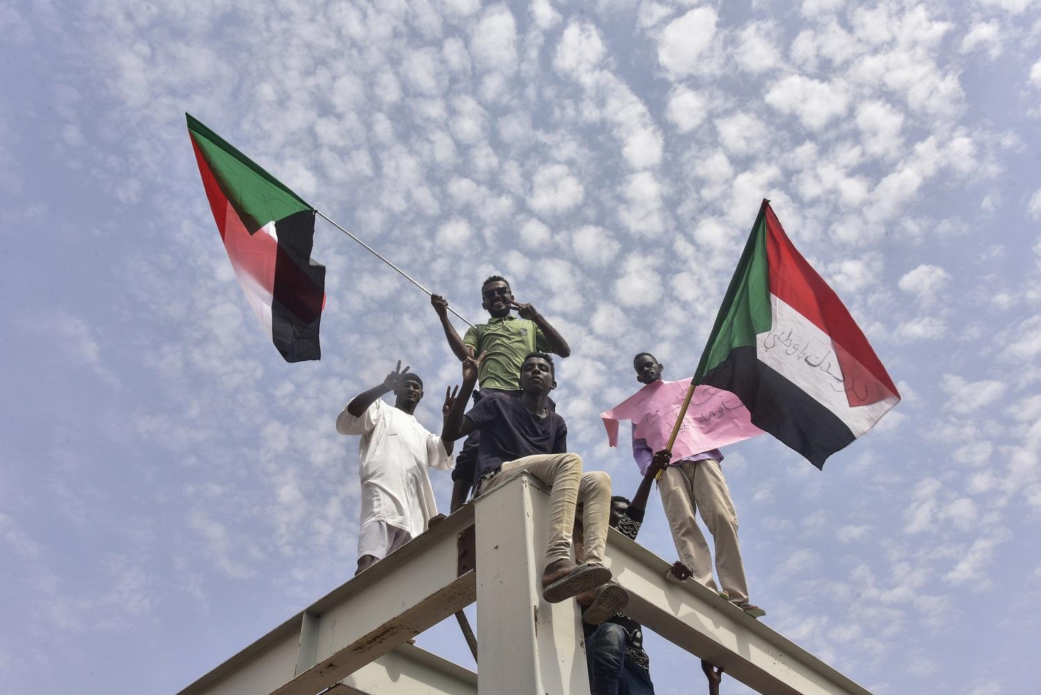 سودانيون يغادرون إلى الخرطوم للاحتفال بالانتقال إلى الحكم المدني. 17 آب/أغسطس 2019. (أ ف ب)