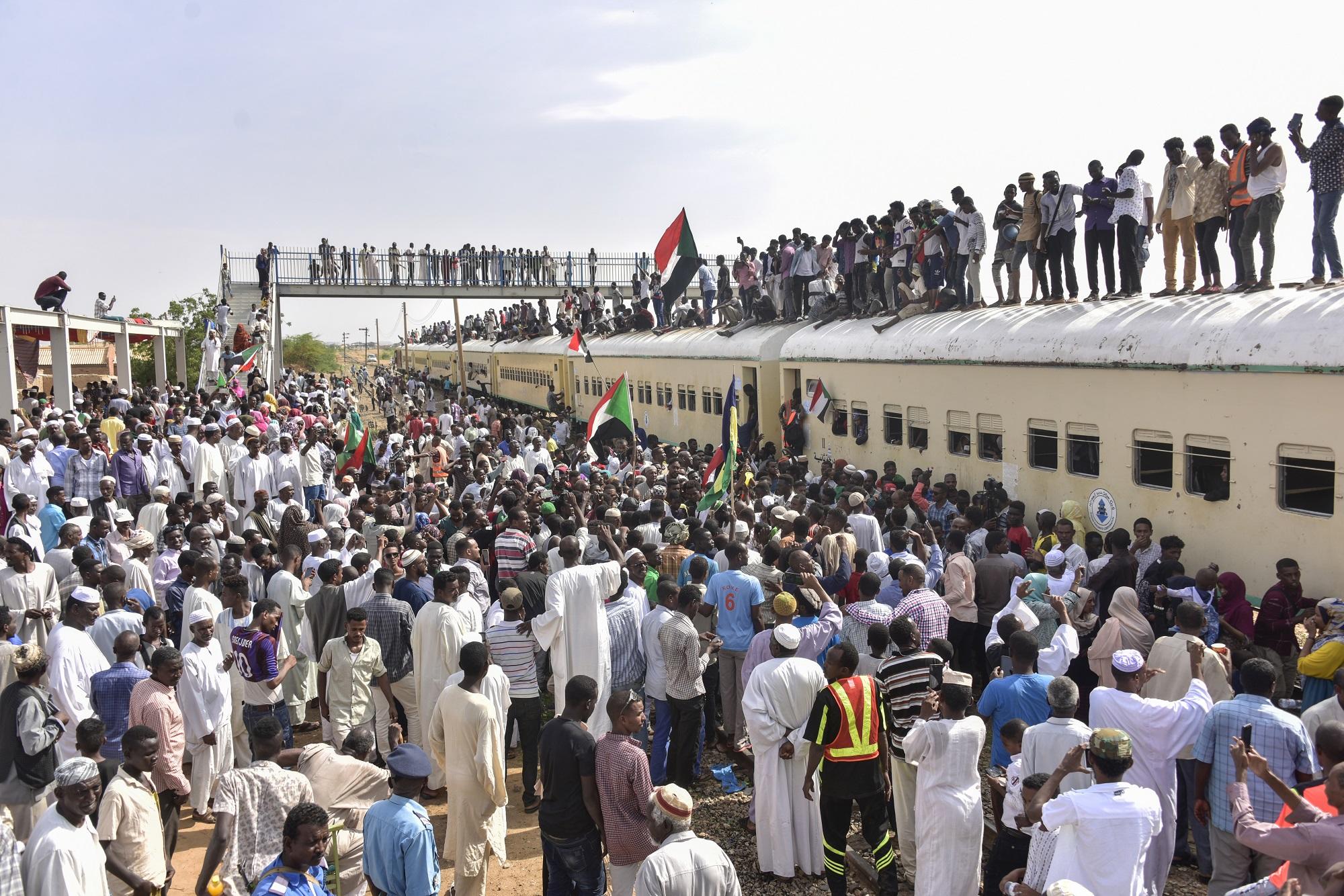 سودانيون من مدينة عطبرة يصلون إلى محطة بحري في الخرطوم للاحتفال ببدء الانتقال إلى الحكم المدني، 17/08/2019. (أحمد مصطفى/ أ ف ب)