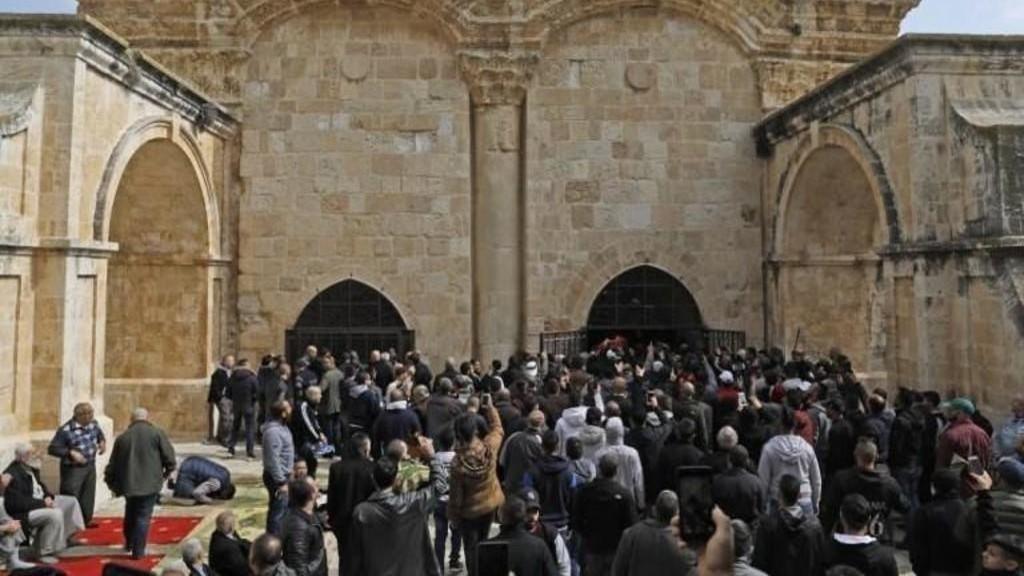 فلسطينيون يفتحون باب الرحمة في المسجد الأقصى المبارك في القدس المحتلة، 22 شباط/فبراير 2019. (أ ف ب)