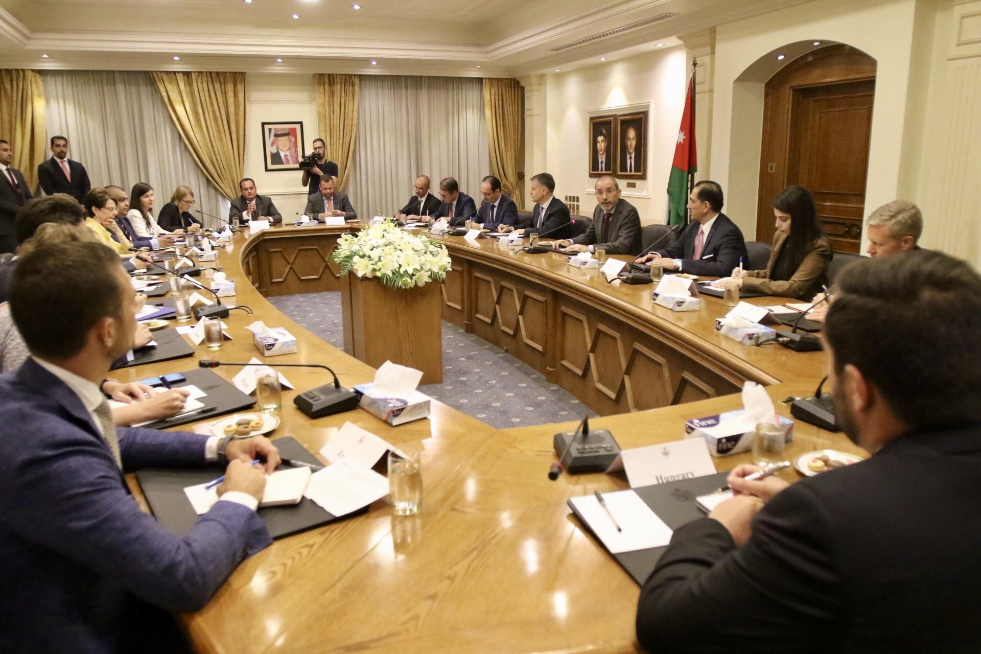وزير الخارجية وشؤون المغتربين أيمن الصفدي، خلال لقاء سفراء الاتحاد الأوروبي المعتمدين لدى الأردن. (صلاح ملكاوي/ المملكة)