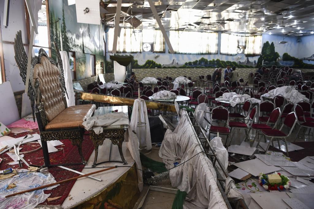 قاعة زفاف بعد تعرضها لتفجير في العاصمة الأفغانية كابول. (وكيل كوسار/ أ ف ب)