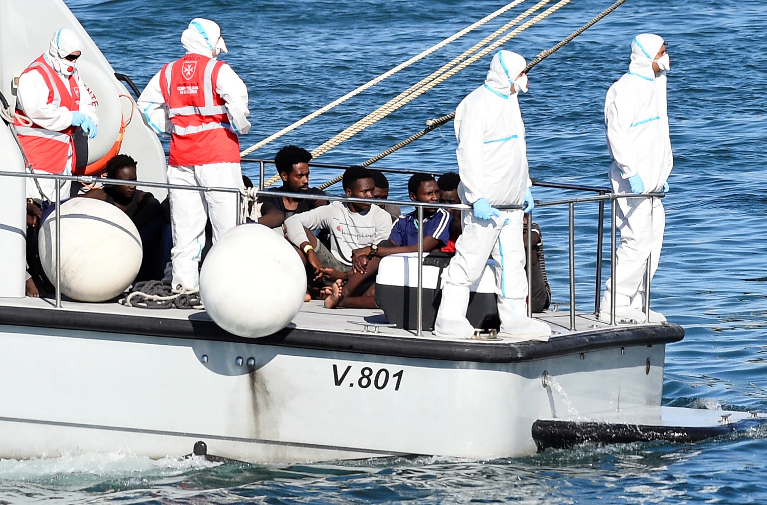 مهاجرون، بينهم أحداث، في مركب قرب جزيرة "لامبيدوسا" الإيطالية، 17 أغسطس 2019. رويترز 