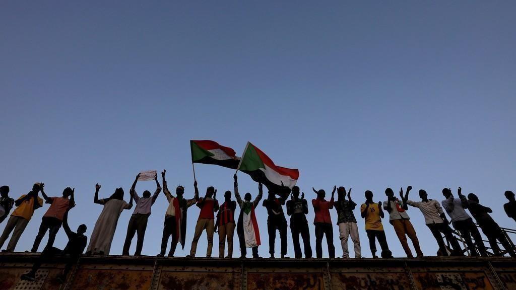 متظاهرون قرب وزارة الدفاع السودانية، 30 يونيو 2019. (رويترز)