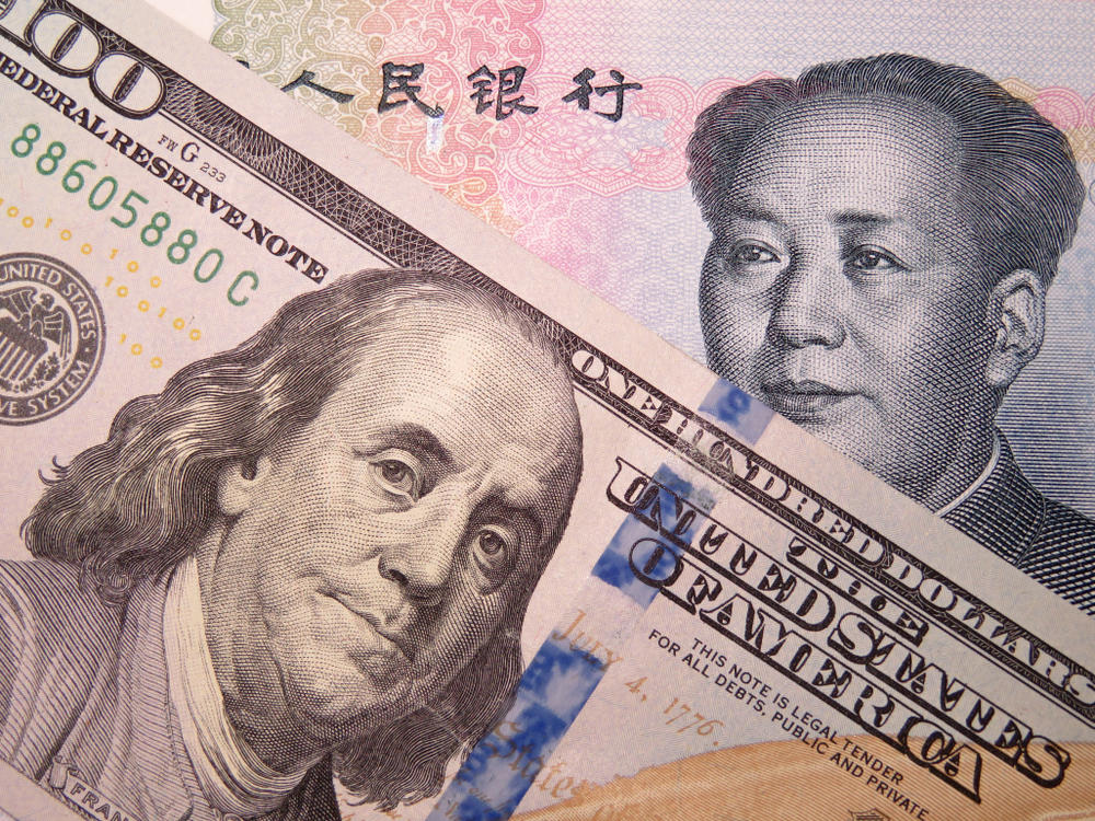 عملة الدولار الأميركي واليوان الصيني. (Shutterstock)