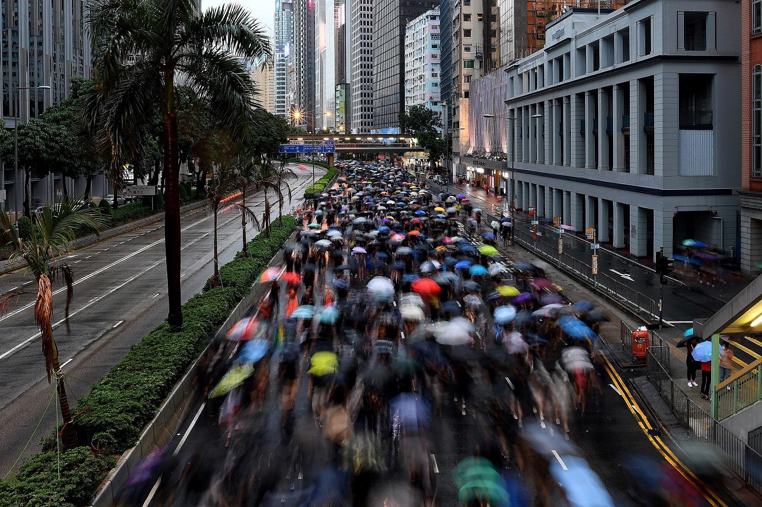 مئات الآلاف من المطالبين بالديمقراطية شاركوا في مسيرات كبيرة في هونغ كونغ، 18 أغسطس 2019. أ ف ب 