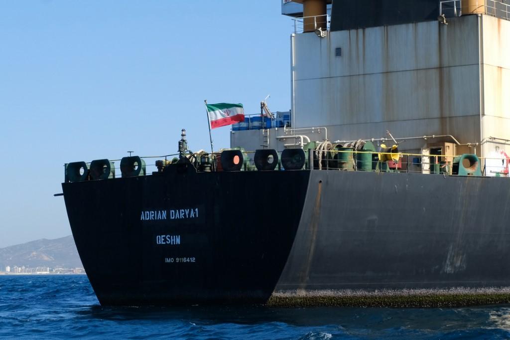 العلم الإيراني فوق ظهر ناقلة النفط أدريان داريا المعروفة سابقًا باسم غريس 1 قبالة ساحل جبل طارق. 18 أغسطس 2019. جوني بوجي / أ ف ب