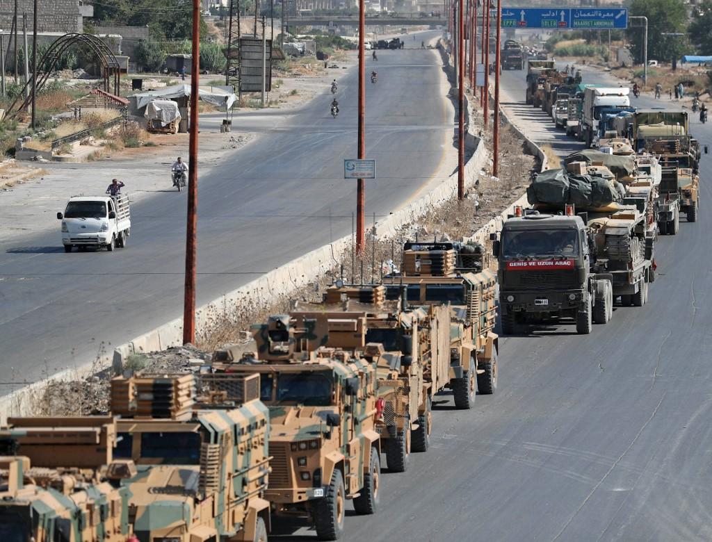 مركبات عسكرية تركية تعبر معرة النعمان قيل إنها تتجه نحو مدينة خان شيخون في ريف إدلب السوري. 19 أغسطس 2019. (عمر حاج قدور/ أ ف ب) 