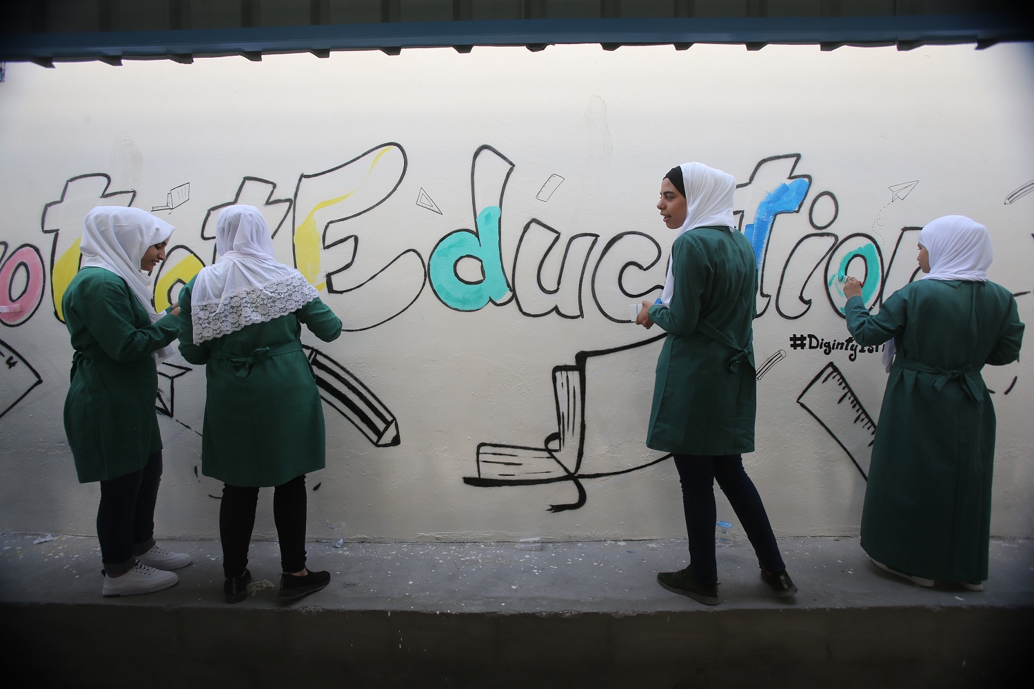 طالبات في إحدى المدارس التابعة لأونروا في عمّان يستقبلن العام الدراسي 2018-2019. (صلاح ملكاوي/ المملكة)