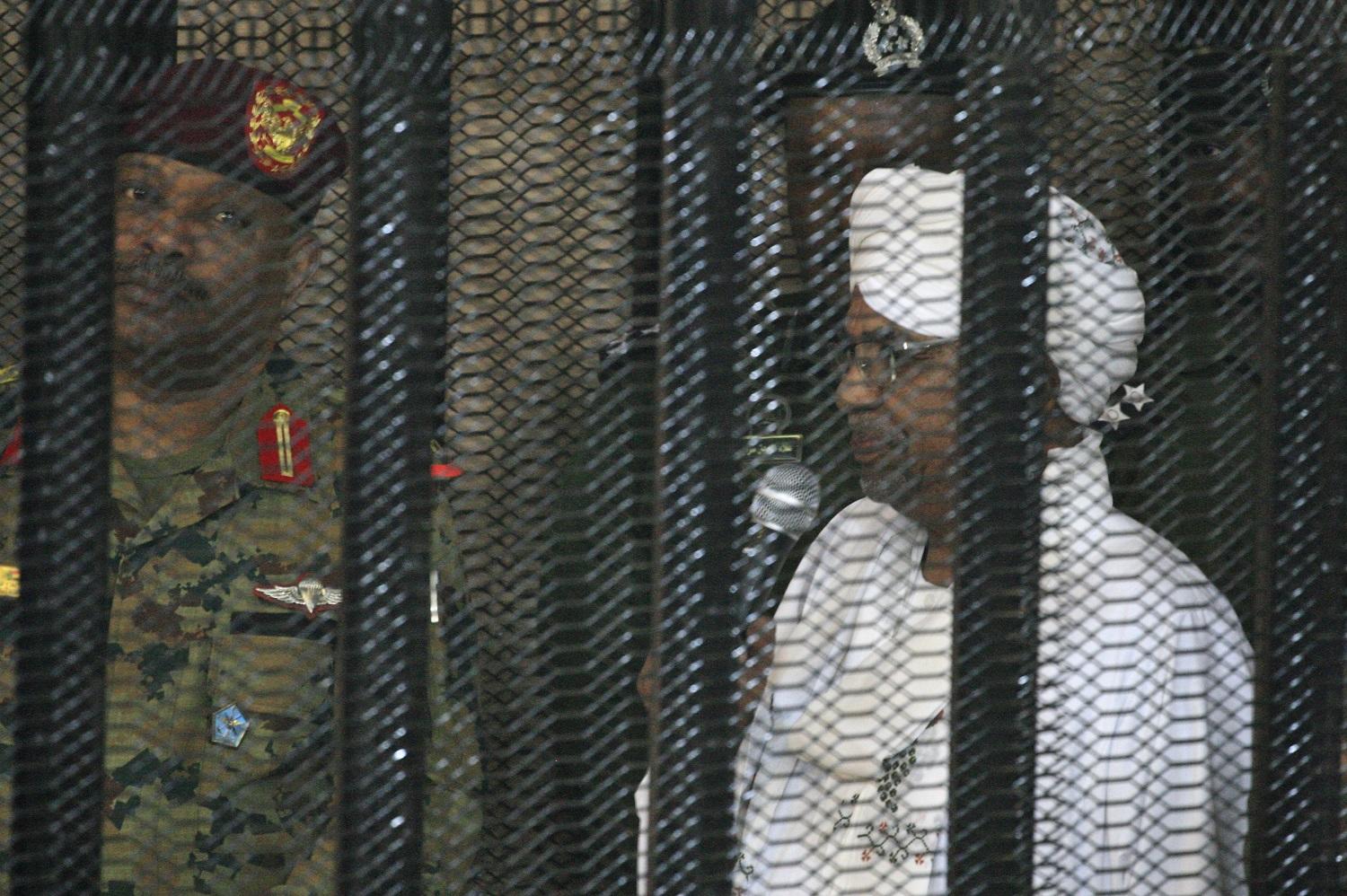 الرئيس السوداني المعزول عمر البشير أثناء افتتاح محاكمة الفساد في الخرطوم. 19 أغسطس 2019. (أ ف ب)