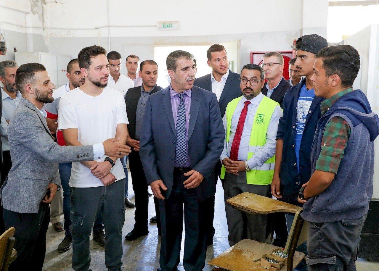سمو الأمير الحسين بن عبدالله الثاني، ولي العهد، يشارك متطوعين في صيانة مدرسة المفرق الثانوية الصناعية للبنين، 19 أغسطس 2019. (الديوان الملكي الهاشمي)