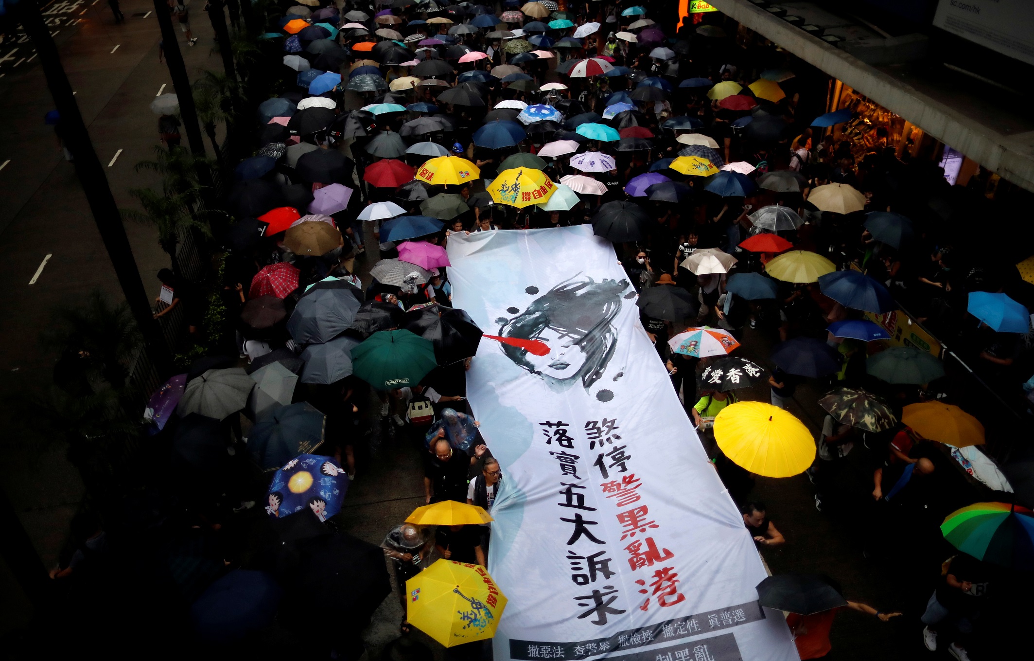 مسيرة مطالبة بالديمقراطية والإصلاحات السياسية في هونغ كونغ، 18 آب/أغسطس 2019. (كيم هونغ جي/ رويترز)