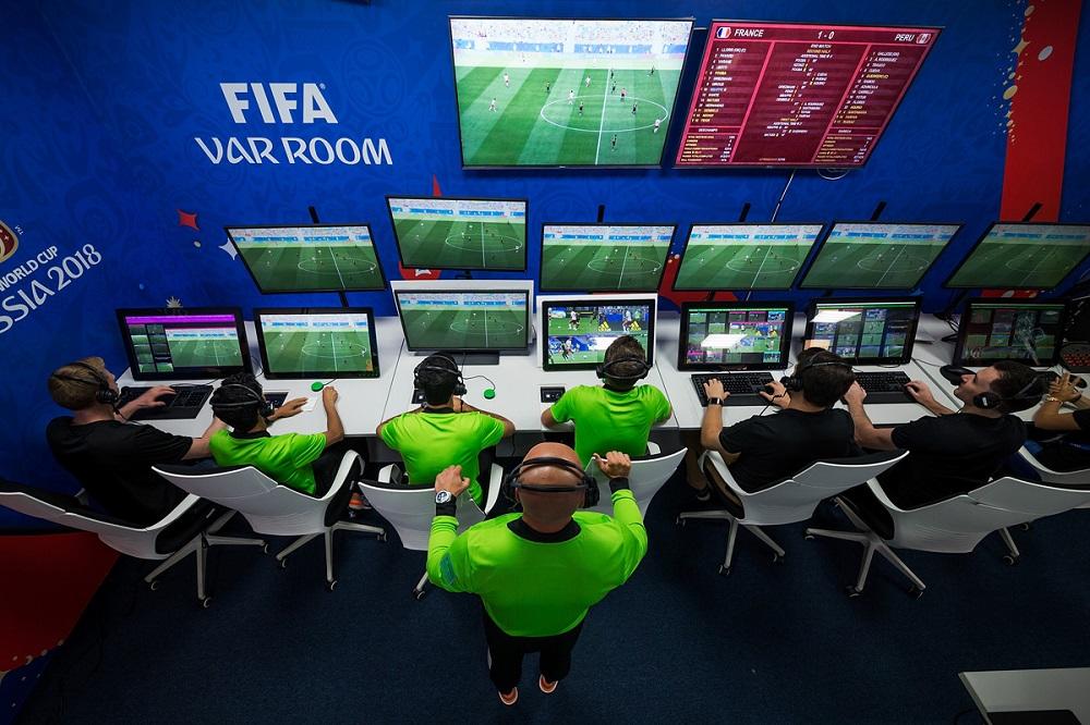 صورة أرشيفية لاستخدام تقنية حكم الفيديو المساعد "VAR" خلال كأس العالم لكرة القدم. (فيفا)