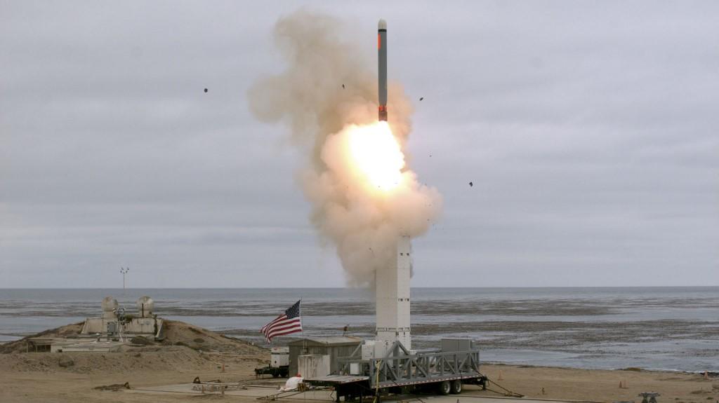 إجراء تجربة لإطلاق صاروخ كروز في جزيرة سان نيكولاس في ولاية كاليفورنيا الأميركية.  18 أغسطس 2019. (وزارة الدفاع الأميركية / أ ف ب) 