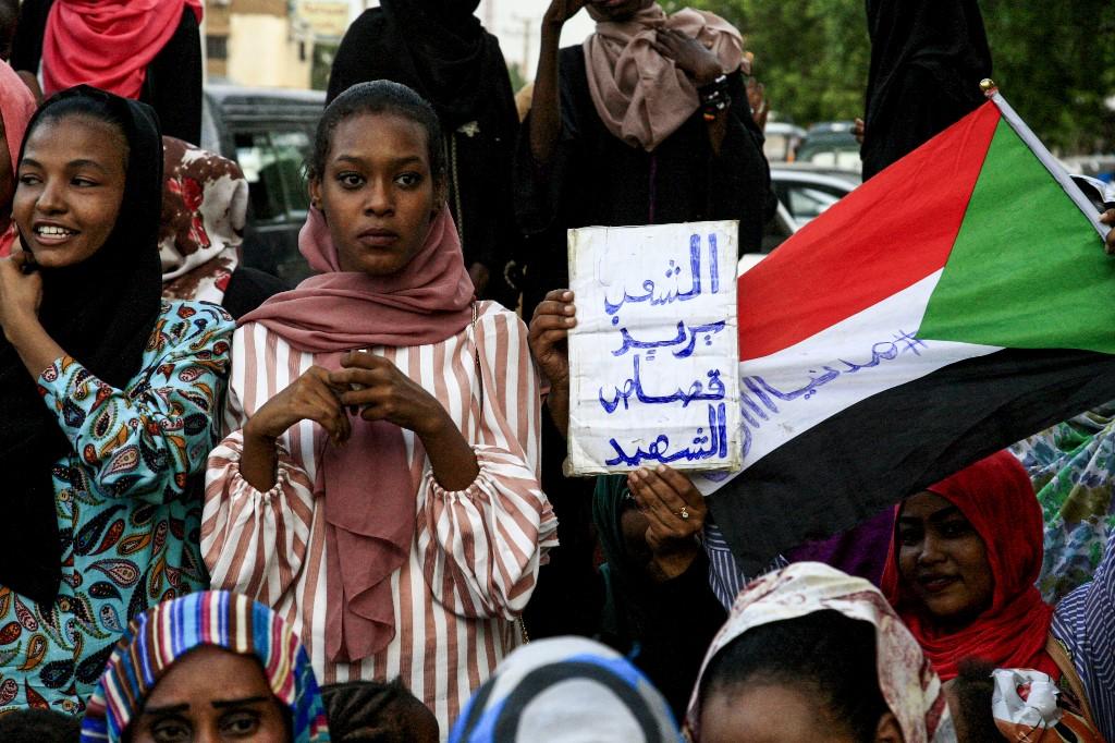 سودانيات في احتفال في مدينة أم درمان، بعد يوم من تأدية المجلس السيادي ورئيس الوزراء اليمين الدستورية، 23 أب/أغسطس2019. (إبراهيم حميد/ أ ف ب)