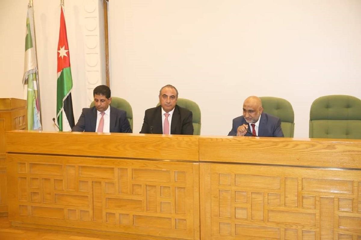 فاز مخلد المناصير بمنصب نائب أمين عمان في الانتخابات بحصوله على 20 صوتاً مقابل 16 لمنافسه عضو المجلس حازم النعيمات. أمانة عمّان
