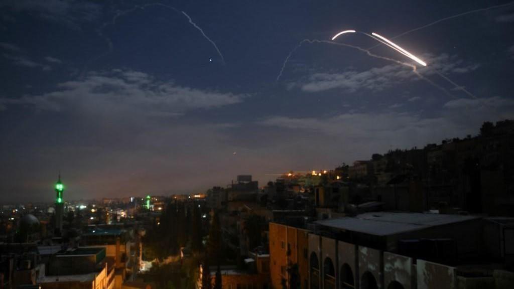 صورة أرشيفية تظهر تصدي دفاعات جوية لصواريخ إسرائيلية تستهدف دمشق، 21 يناير/كانون الثاني 2019. (أ ف ب)