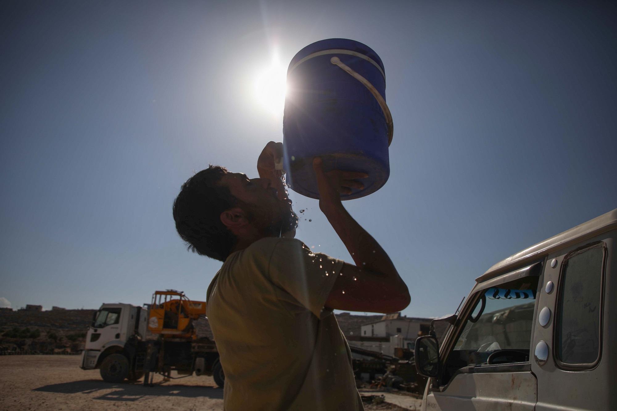 شاب يشرب ماء. وزارة المياه أرسلت فريقين لاستقصاء المياه للكشف عن محطات المياه ومطاعم. (صلاح ملكاوي/ المملكة) 