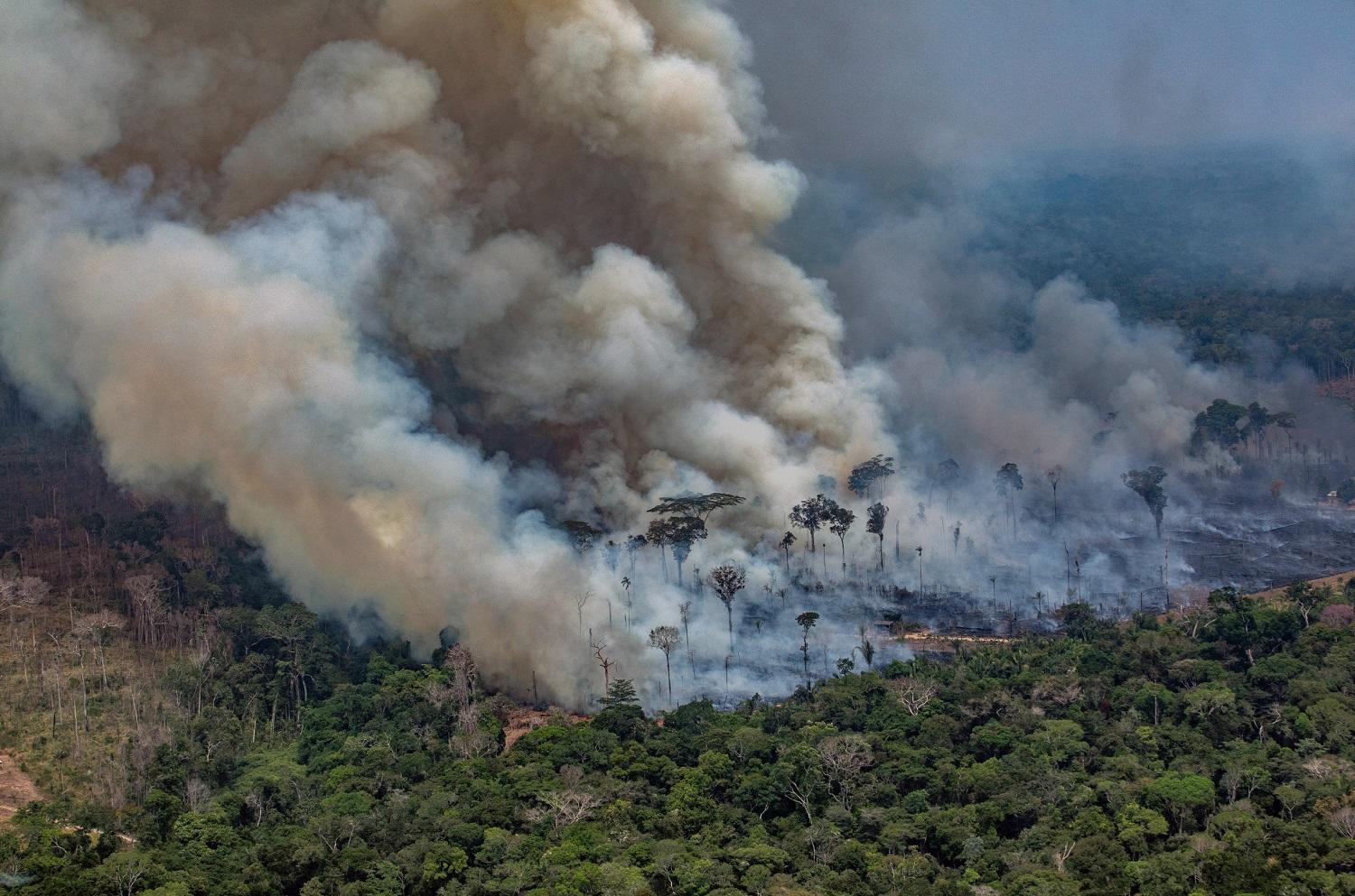 جانب من حرائق غابات الأمازون، حيث تم إشعال نحو 1130 حريقا جديدا بين الجمعة والسبت. أ ف ب 