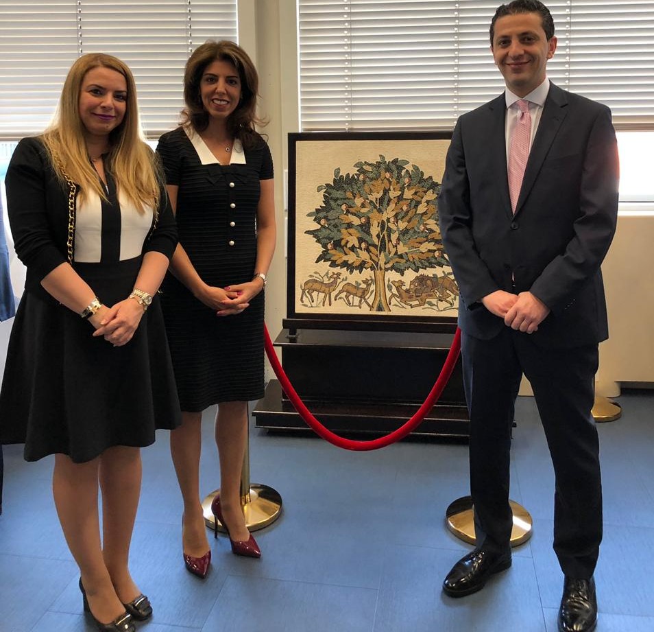 طاقم السفارة يُسلم لوحة فسيفسائية للأمم المتحدة في فيينا