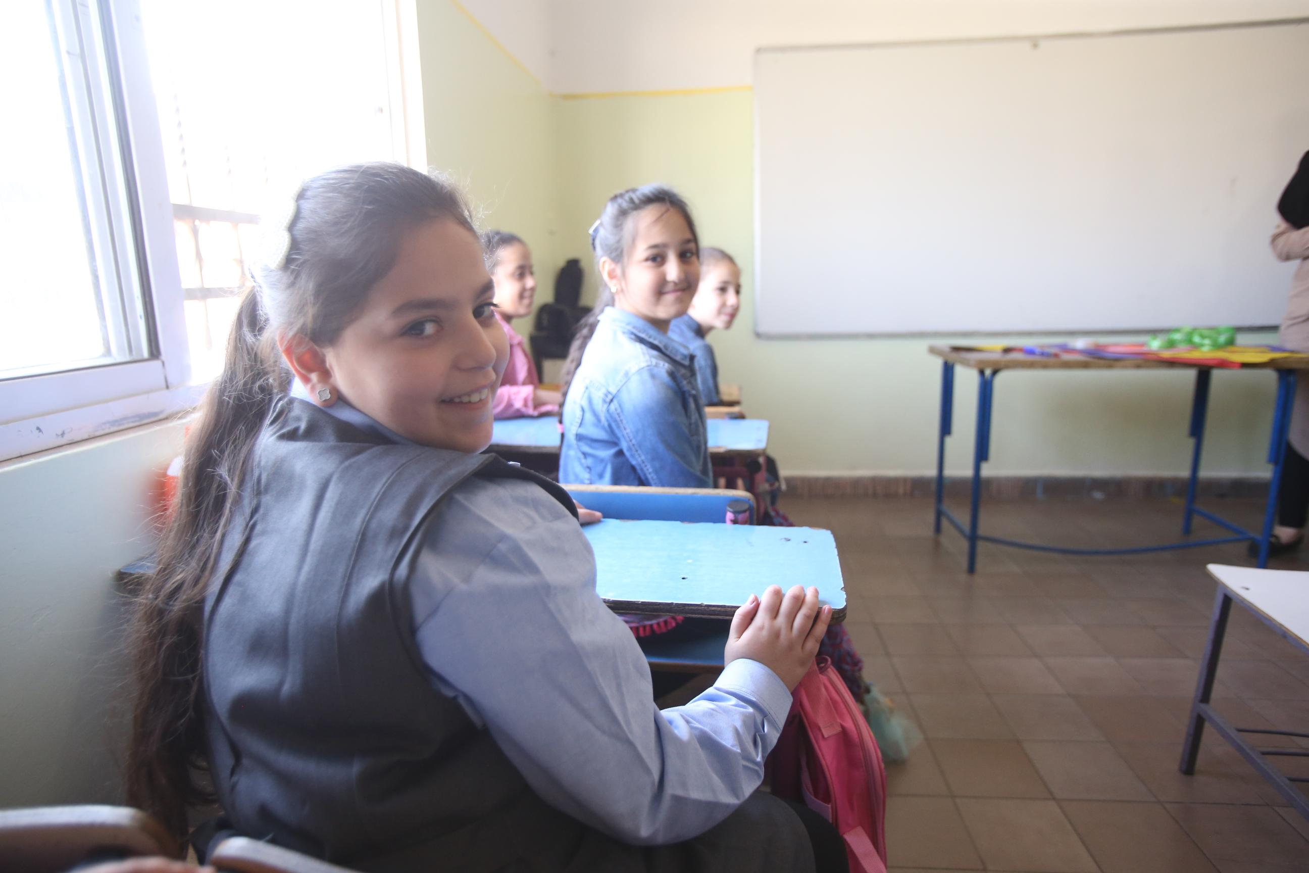 صورة لتلميذات في إحدى مدارس عمّان في أول أيام العام الدراسي 2019-2020 في مدارس المساندة الحديثة. 1 أيلول/ سبتمبر 2019. (صلاح ملكاوي/المملكة)
