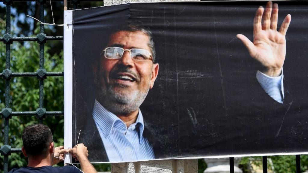 صورة للرئيس المصري السابق محمد مرسي قرب مسجد الفاتح في إسطنبول في تركيا. أ ف ب